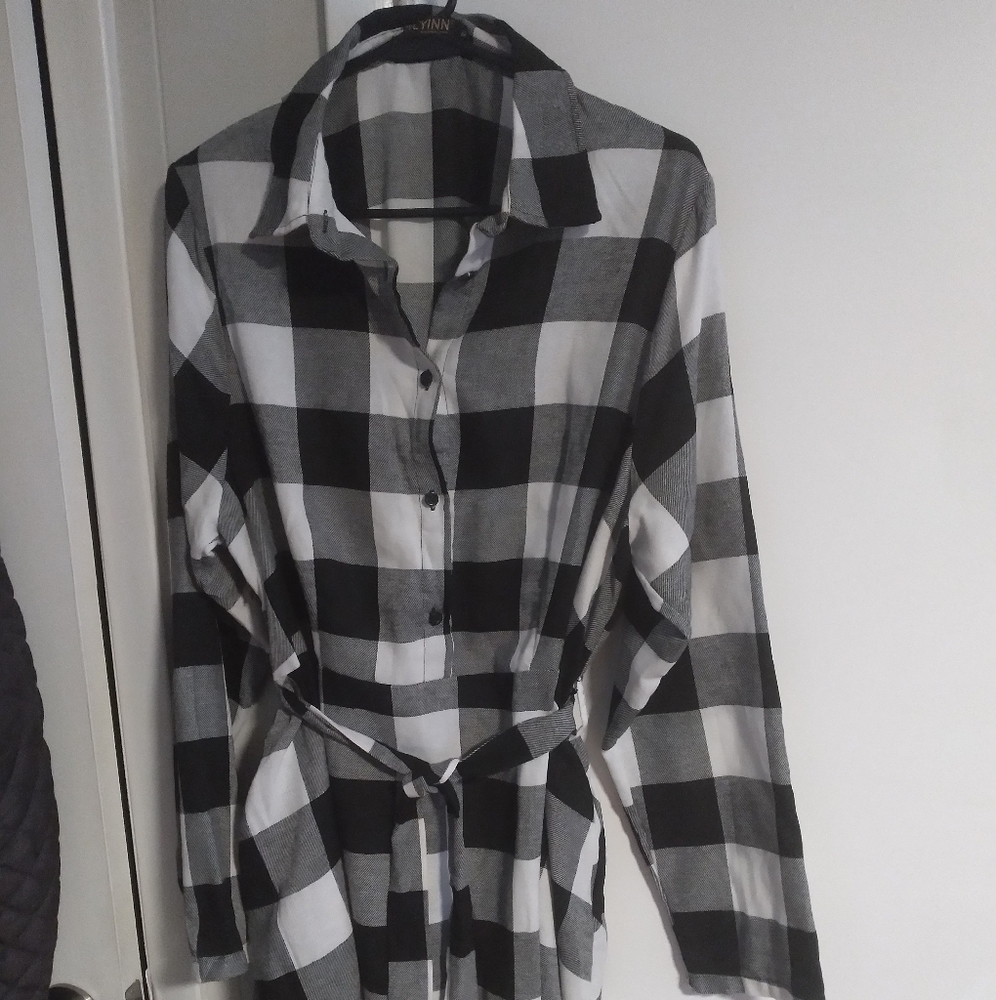 Women's long cotton blouse with a belt and pockets.